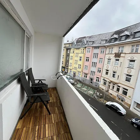Zentrales Und Renoviertes Naehe Medienhafen Mit Balkon Lägenhet Düsseldorf