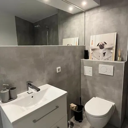 Apartament Zentrales Und Renoviertes Naehe Medienhafen Mit Balkon