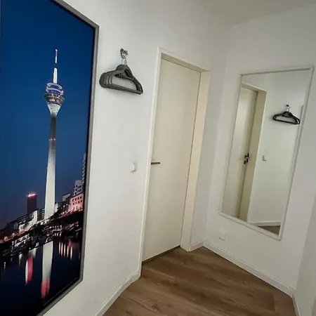 Zentrales Und Renoviertes Naehe Medienhafen Mit Balkon شقة *